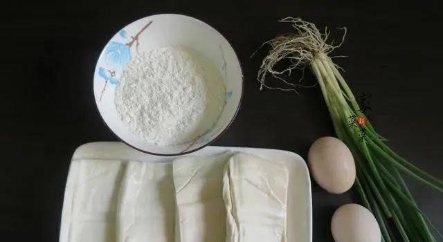 使用白醋和白糖清洗冰箱，轻松去除异味（天然材料）