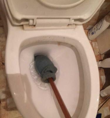 马桶堵了怎么办（如何快速解决马桶堵塞的问题）