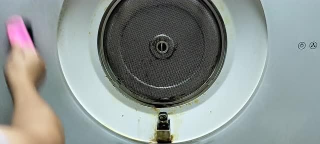 油烟机异味清洗方法大揭秘（解决油烟机异味的有效方法与技巧）