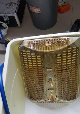 如何正确清洗油烟机（有效清除油烟机内部油垢）