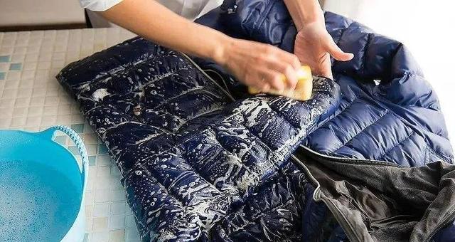 羽绒服是否适合洗衣机清洗（根据不同情况来选择正确的洗涤方式）